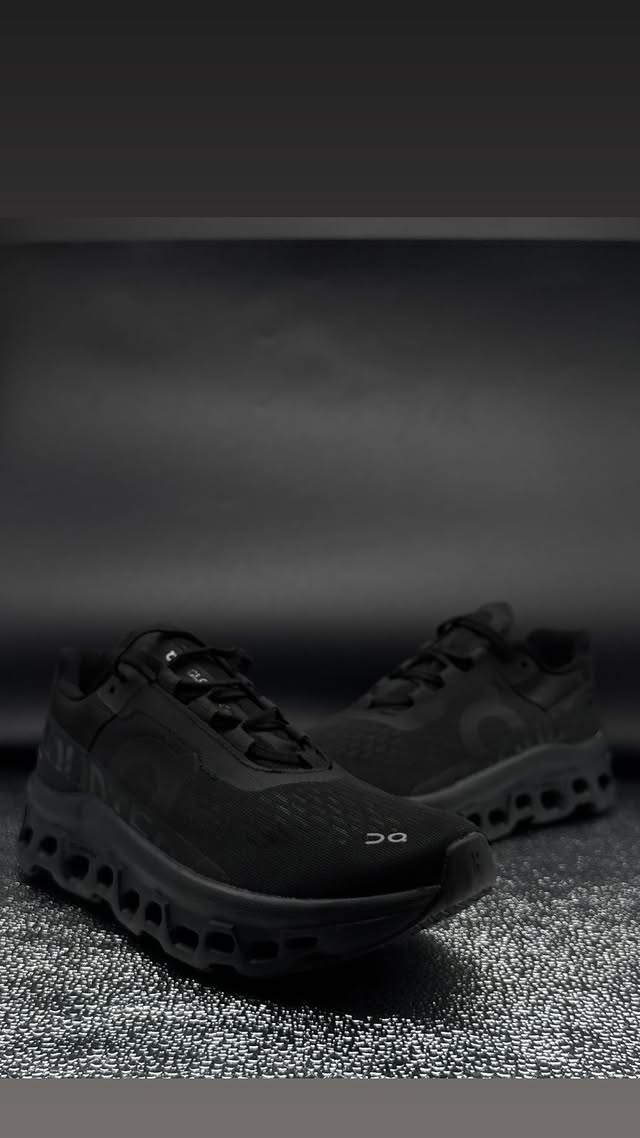 On Cloud Negro Total