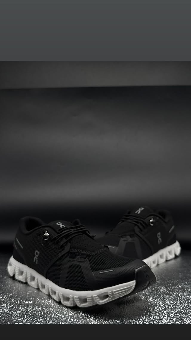 On Cloud Negro Suela Blanca