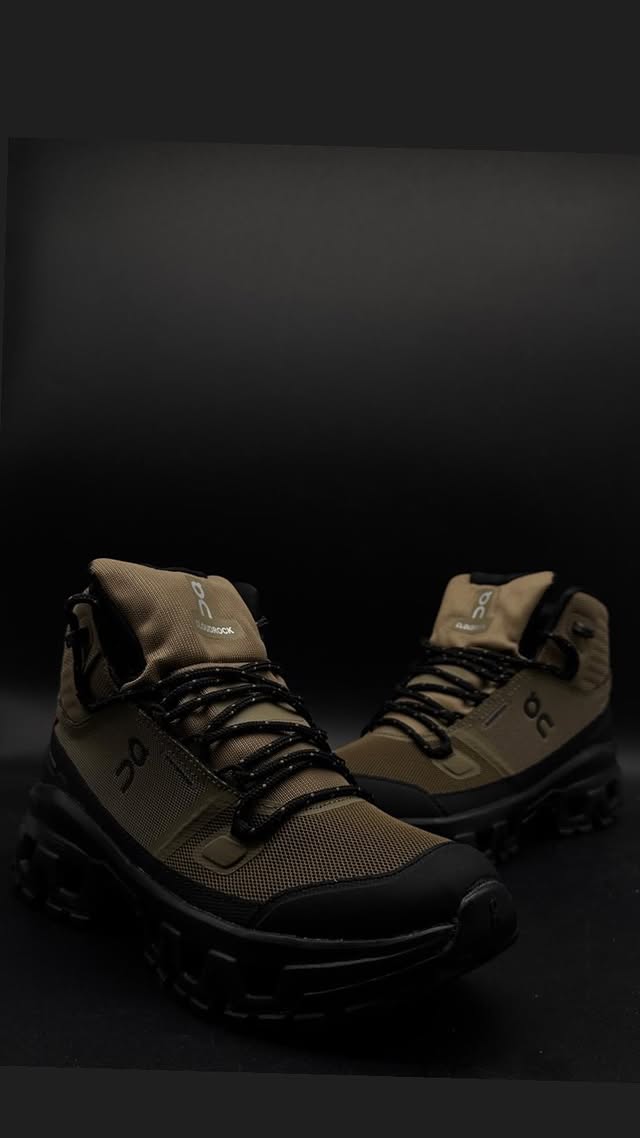 On Cloud Café oscuro con detalles en negro