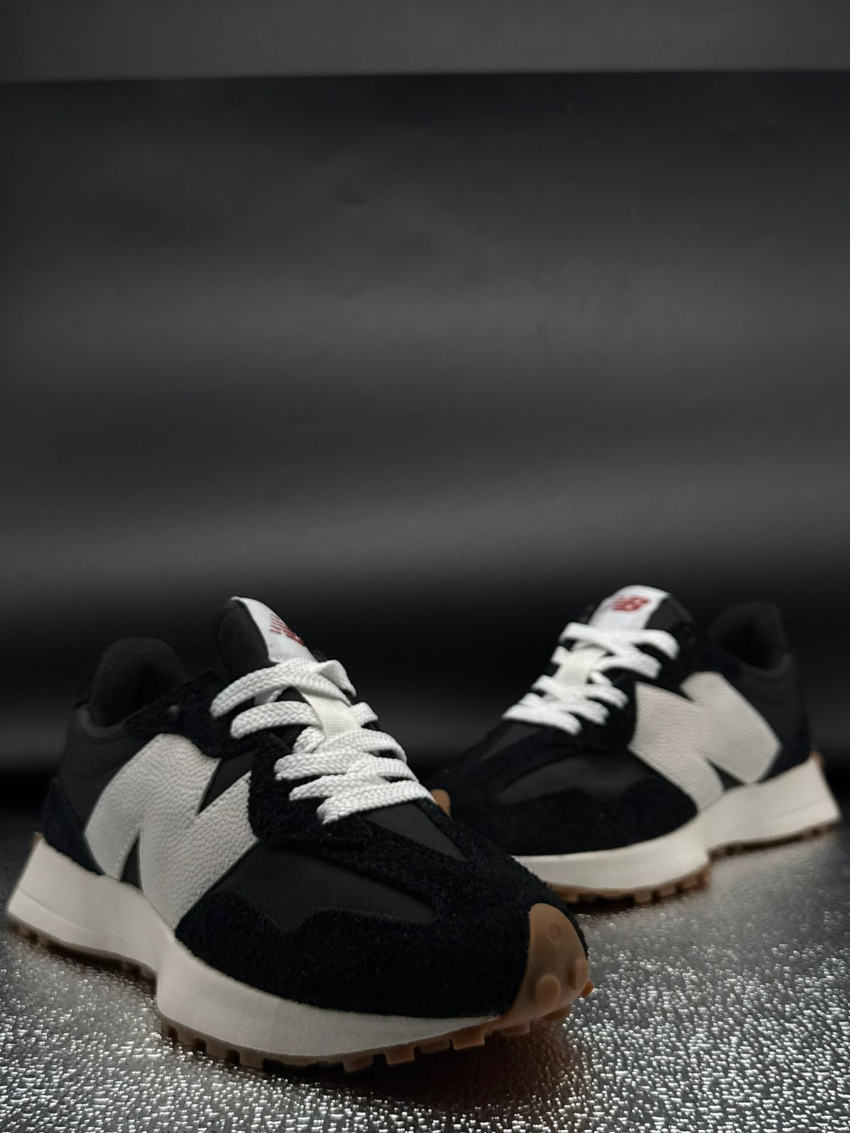 New Balance 327 Blanco y Negro Retro