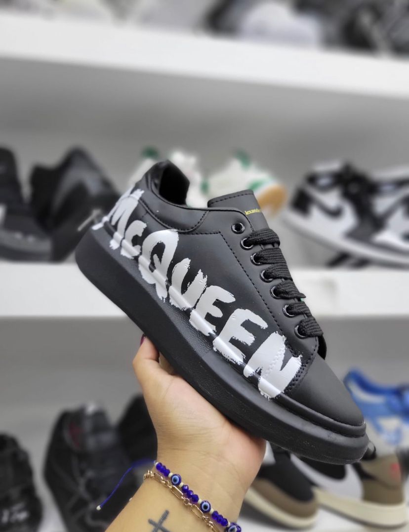 Alexander Mcqueen Negro efecto graffiti