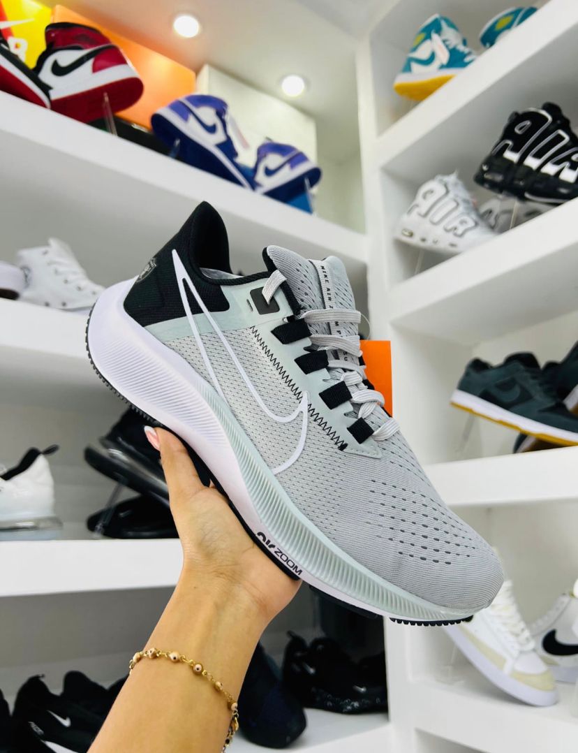 Nike Air Zoom Winflo 8 Gris con Negro y Blanco
