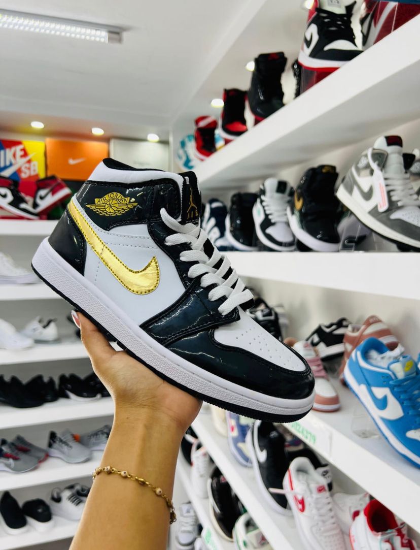 Air Jordan 1 Mid Negro/Blanco con Detalles Dorados (Charol)
