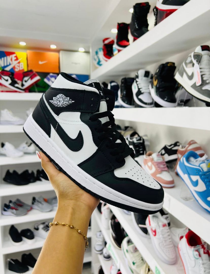 Air Jordan 1 Mid "Panda"