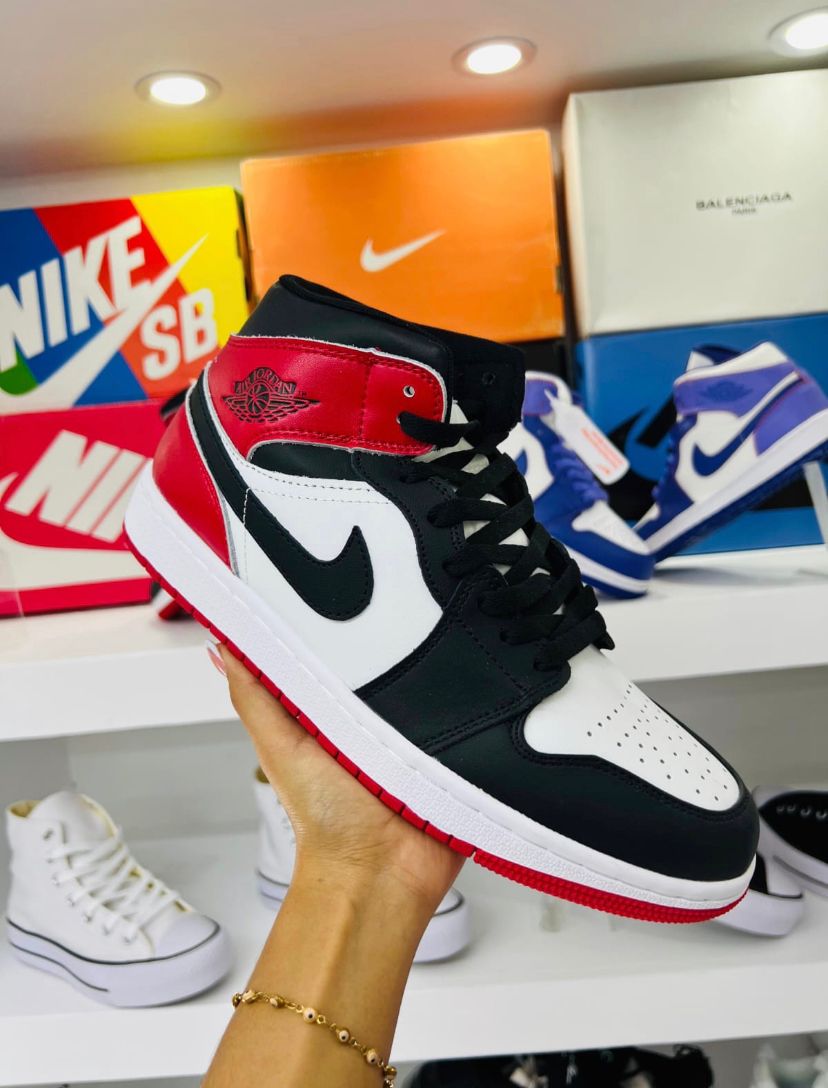 Air Jordan 1 Mid Chicago Black Toe