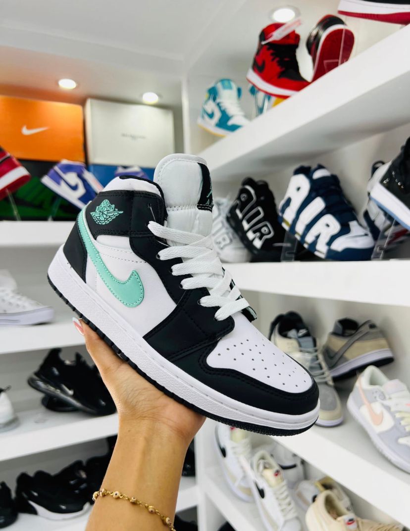 Air Jordan 1 Mid Negro/Blanco